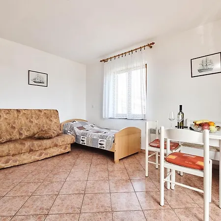 Car Apartment *